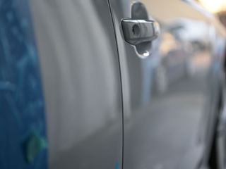 アウディA3 右リアドアの縦長のデントリペア後・景色での確認