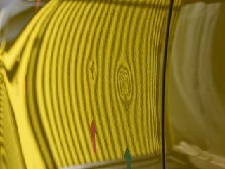 スイフト 左フロントドアのデントリペア前・ラインボードでの確認