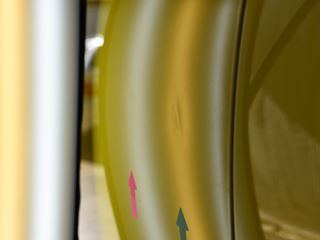 スイフト 左フロントドアのデントリペア前・ラインボードでの確認