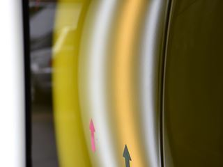 スイフト 左フロントドアのデントリペア後・ラインボードでの確認