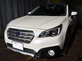 アウトバック 右フロントドアのデントリペアでお預かり