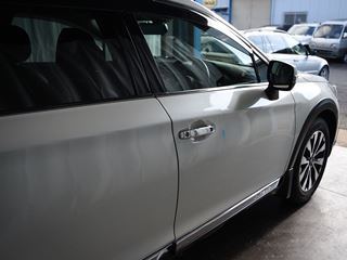 アウトバック 右フロントドアのデントリペア位置