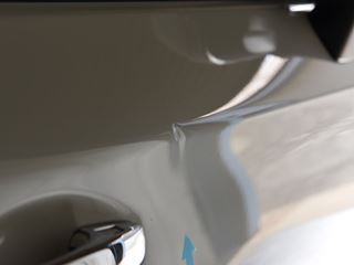アウトバック 右フロントドアのデントリペア前・景色での確認