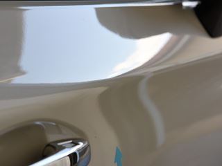 アウトバック 右フロントドアのデントリペア後・景色での確認