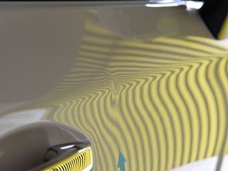 アウトバック 右フロントドアのデントリペア前・ラインボードでの確認