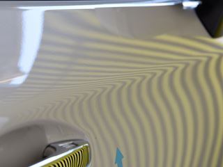 アウトバック 右フロントドアのデントリペア後・ラインボードでの確認