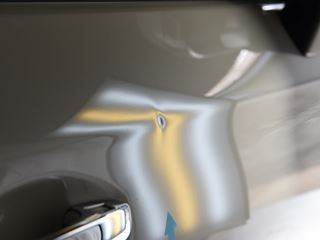 アウトバック 右フロントドアのデントリペア前・ライトの光での確認