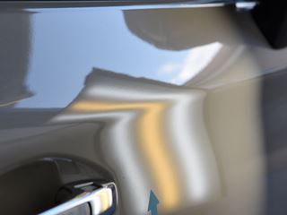 アウトバック 右フロントドアのデントリペア後・ライトの光での確認