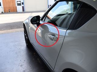 ロードスター 左ドア曲面のデントリペア位置