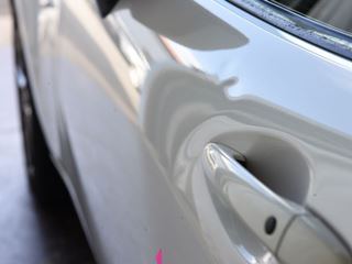 ロードスター 左ドア曲面のデントリペア前・景色での確認