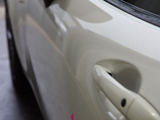 ロードスター 左ドア曲面のデントリペア後・景色での確認