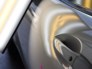 ロードスター 左ドア曲面のデントリペア前・ライトの光での確認