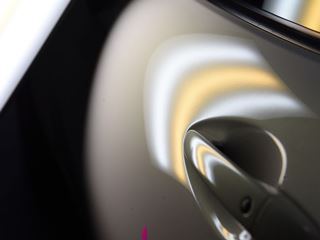 ロードスター 左ドア曲面のデントリペア後・ライトの光での確認