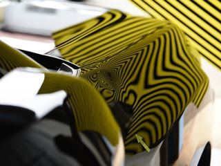 ランドクルーザープラド フロントフェンダー上部のデントリペア前・ラインボードでの確認