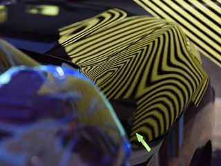 ランドクルーザープラド フロントフェンダー上部のデントリペア後・ラインボードでの確認