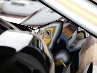 ランドクルーザープラド フロントフェンダー上部のデントリペア前・ライトの光での確認