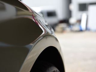 ゴルフ 右フロントフェンダー横スジヘコミのデントリペア前・景色での確認