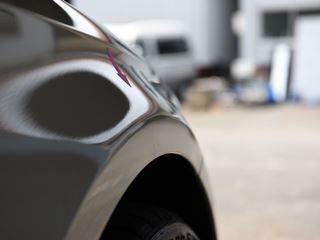 ゴルフ 右フロントフェンダー横スジヘコミのデントリペア後・景色での確認