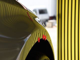 ゴルフ 右フロントフェンダー横スジヘコミのデントリペア前・ラインボードでの確認