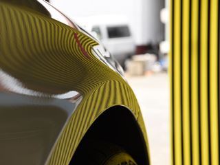 ゴルフ 右フロントフェンダー横スジヘコミのデントリペア後・ラインボードでの確認