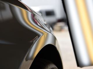 ゴルフ 右フロントフェンダー横スジヘコミのデントリペア前・ライトの光での確認