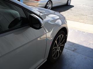 ゴルフ 右フロントフェンダー横スジヘコミのデントリペア例