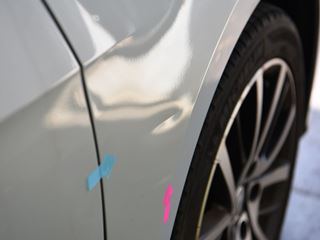 ゴルフ 右フロントフェンダー横スジヘコミのデントリペア前・景色での確認