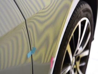 ゴルフ 右フロントフェンダー横スジヘコミのデントリペア後・ラインボードでの確認