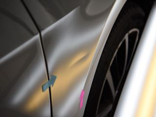 ゴルフ 右フロントフェンダー横スジヘコミのデントリペア前・ライトの光での確認