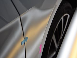 ゴルフ 右フロントフェンダー横スジヘコミのデントリペア後・ライトの光での確認