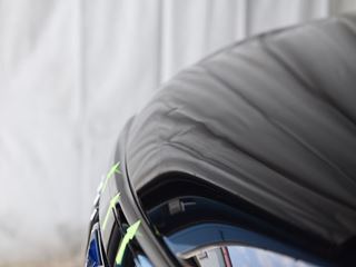 エスクァイア ボンネットのヘコミと歪みのデントリペア前・景色での確認