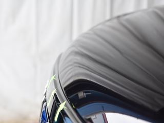 エスクァイア ボンネットのヘコミと歪みのデントリペア後・景色での確認