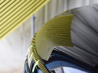 エスクァイア ボンネットのヘコミと歪みのデントリペア前・ラインボードでの確認