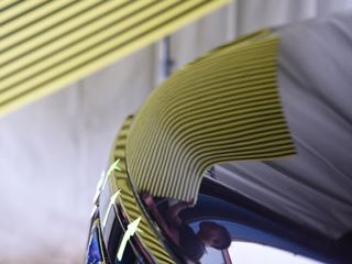 エスクァイア ボンネットのヘコミと歪みのデントリペア後・ラインボードでの確認