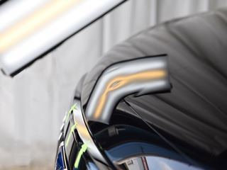 エスクァイア ボンネットのヘコミと歪みのデントリペア前・ライトの光での確認