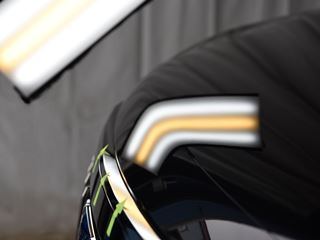 エスクァイア ボンネットのヘコミと歪みのデントリペア後・ライトの光での確認