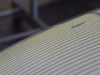 ゴルフ ボンネットの深いデントリペア後・ラインボードでの確認