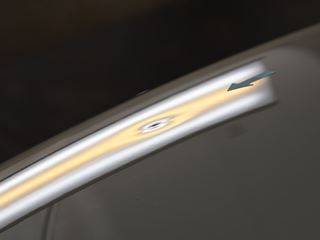 ゴルフ ボンネットの深いデントリペア前・ライトの光での確認