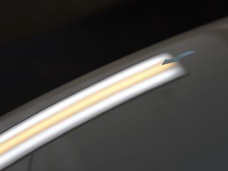 ゴルフ ボンネットの深いデントリペア後・ライトの光での確認