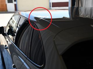 ポルシェ カイエンピラーの少し深めなデントリペア位置