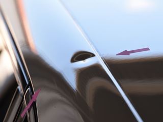 ポルシェ カイエンピラーの少し深めなへこみ修理前・景色での確認