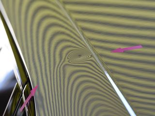 ポルシェ カイエンピラーの少し深めなへこみ修理前・ラインボードでの確認