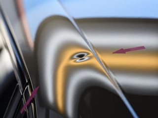 ポルシェ カイエンピラーの少し深めなへこみ修理前・ライトの光での確認