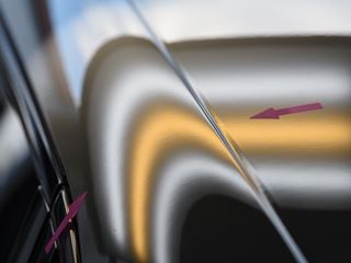 ポルシェ カイエンピラーの少し深めなへこみ修理後・ライトの光での確認